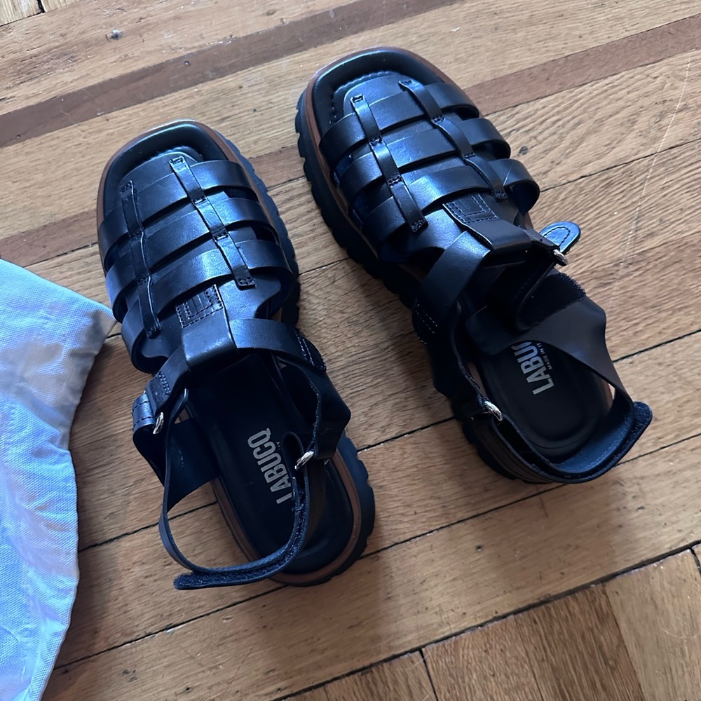 LABUCQ Boomer Nero Sandal, size 39
Italian leather. Made in Tuscany.